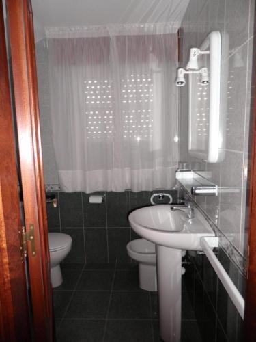 阿兰扎达Novas Foxos (Ático)的一间带水槽和卫生间的小浴室