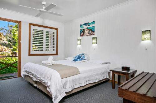 豪勋爵岛洛希提公寓的白色的卧室设有床和窗户