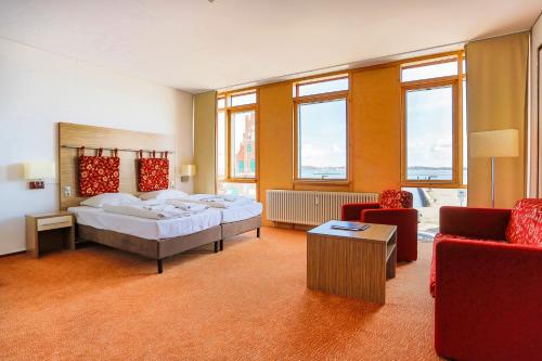 施特拉尔松德希德登瑟酒店的酒店客房带两张床和一个客厅