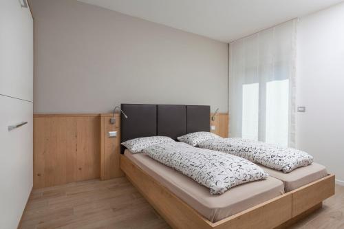安达洛Appartamento Mirabell的一间卧室配有一张带两个枕头的床
