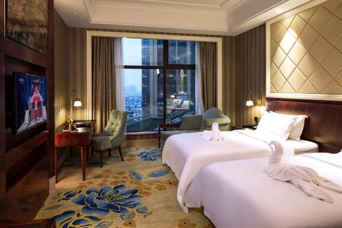 成都成都金韵酒店的酒店客房设有两张床和大窗户。