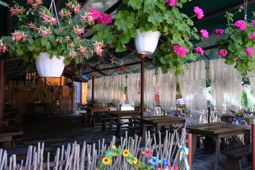 斯维季亚济格里克德维尔酒店的鲜花盛开的桌椅