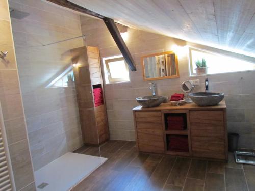 拉布雷斯勒斯奥森提斯勒图奥克斯索斯度假屋的一间带两个盥洗盆和淋浴的浴室