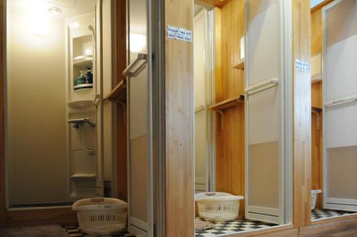 高山樱花宾馆的浴室设有镜子,地板上备有两个篮子