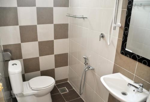 丹绒鲁日落湾旅馆的一间带卫生间和水槽的浴室