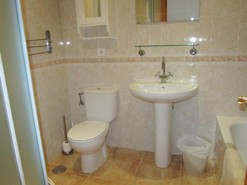 内尔哈Carabeo 2000 3.1的一间带卫生间和水槽的浴室
