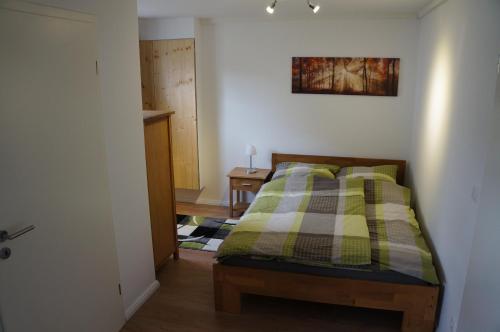 施内沃丁根gemütliche Ferienwohnung in der Lüneburger Heide的一间卧室配有一张带 ⁇ 子毯子的床