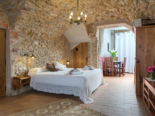 圣费利乌德博阿达Can Barrull-Costa Brava-Emporda的卧室配有一张石墙床
