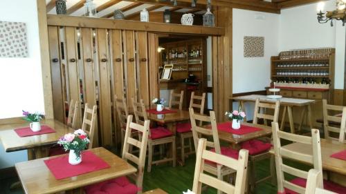瓦尔迪佐多阿尔索尔旅馆的一间设有木桌和椅子的餐厅