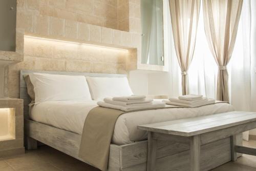 法萨诺Bed & Breakfast AMATI的一间卧室配有一张床,上面有两条毛巾