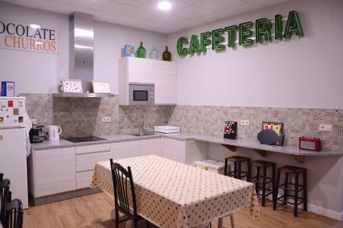 雷东德拉A Conserveira的厨房配有桌子和桌椅