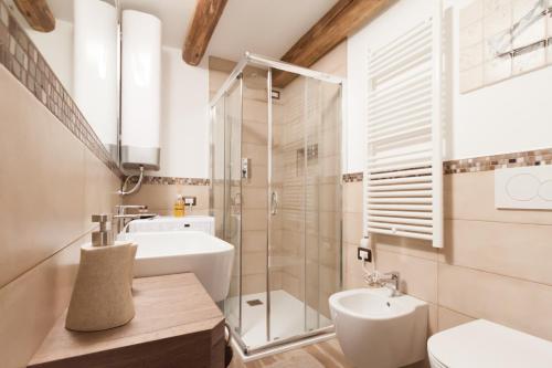 威尼斯CA' DE' KOCAI的带淋浴、盥洗盆和卫生间的浴室