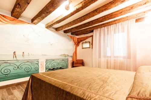 威尼斯CA' DE' KOCAI的卧室配有一张床,墙上挂有绘画作品