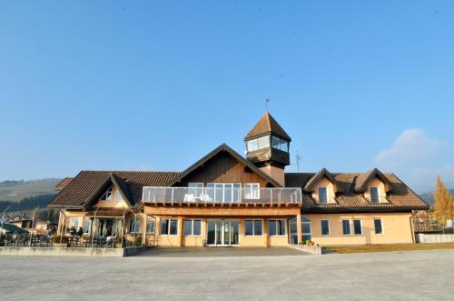 阿夏戈B&B 3409ft Aeroporto的一座大型建筑,上面有一个钟楼