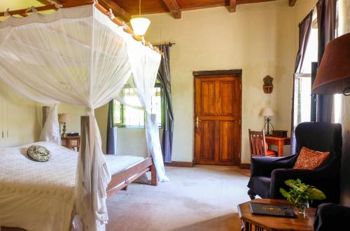 育空河恩加塞洛山林小屋的一间卧室配有一张带天蓬的床