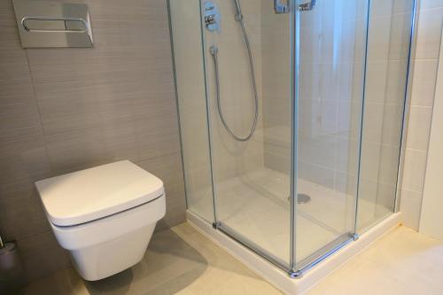 迈阿密普拉特亚Rentalmar Miami Palace Plus的一间带卫生间和玻璃淋浴间的浴室