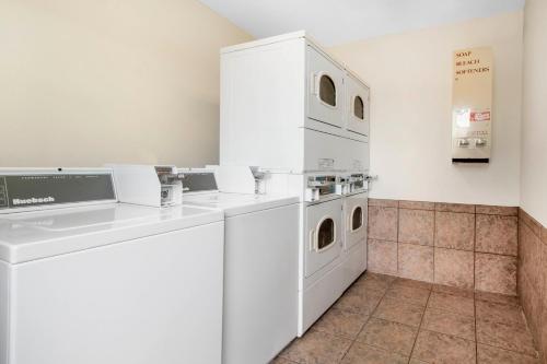 新奥尔良市安科比奇旅馆的洗衣房配有洗衣机和烘干机