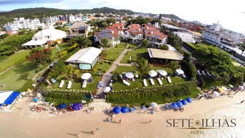 弗洛里亚诺波利斯塞特哈斯酒店的海滩上的度假村的空中景致