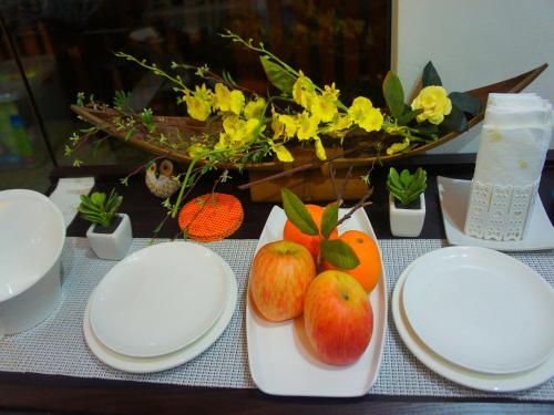 宿务摄约波斯特尔旅馆的一张桌子,上面有白板、苹果和鲜花