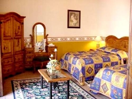 萨卡特卡斯雷纳索莱达酒店的一间卧室配有两张床和一张桌子