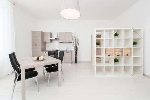 罗马白色特米尼公寓的白色的厨房配有白色的桌子和椅子