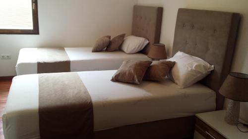 RakovicaNature Villa Sarajevo的配有两张床的酒店客房中的两张床
