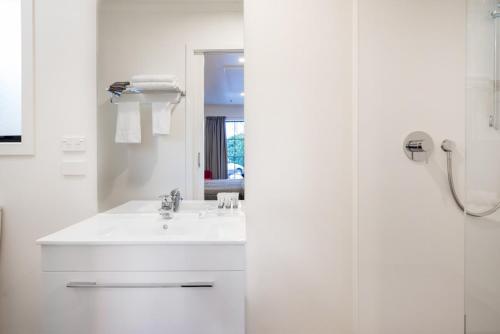 伦威克Cork And Keg的白色的浴室设有水槽和镜子