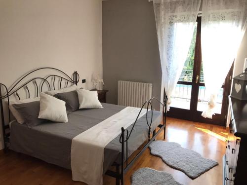 LettomanoppelloVilla Nicolai tra Mare e Montagna的一间卧室设有一张床和一个大窗户