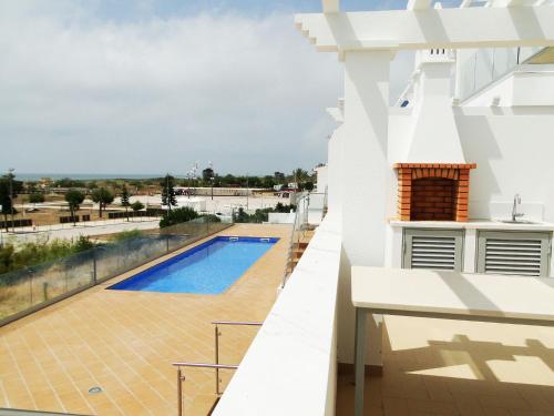 曼塔罗塔Pérola do Oceano的从带游泳池的房屋阳台欣赏风景