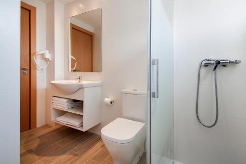 马盖鲁夫索尔伊维拉公寓的浴室配有卫生间、盥洗盆和淋浴。