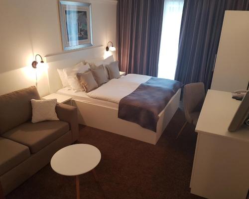 瓦比尼科Hotel Argentum的酒店客房,配有床和沙发