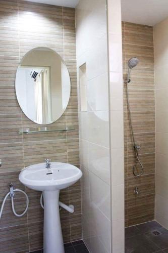坤西育府菲尔德镇公寓的浴室配有盥洗盆和带镜子的淋浴
