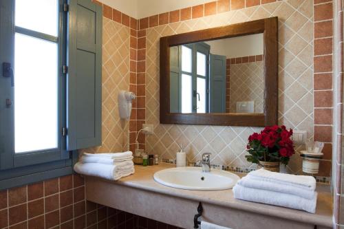 包内伊比亚玛莱酒店的一间带水槽和镜子的浴室