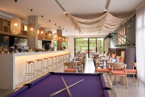 罗列特海岸AQUA Hotel Bertran Park的一个带酒吧的餐厅内的台球桌
