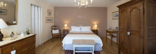 阿夫朗什拉柏德里酒店的一间卧室配有一张床和一个吊灯