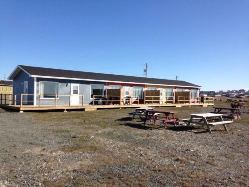 博纳维斯塔Oceanside Cabins的前面设有野餐桌的房子