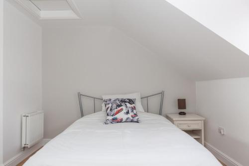 史云顿Park View Studio - Lydiard Millicent Swindon Wiltshire的卧室配有白色的床和枕头