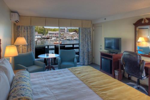 布斯贝港布朗码头旅馆的酒店客房配有一张床、一张书桌和一台电视。