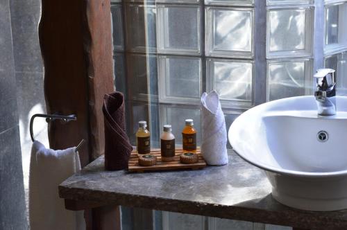 阿鲁坦加艾图塔基伊斯克普酒店的浴室配有水槽和带白色水槽的台面