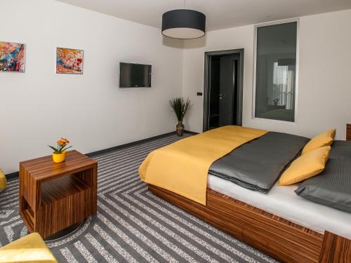 霍穆托夫99酒店的一间卧室配有一张大床和一张桌子