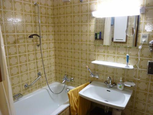巴德加斯坦安娜公寓的浴室配有盥洗盆、浴缸和盥洗盆