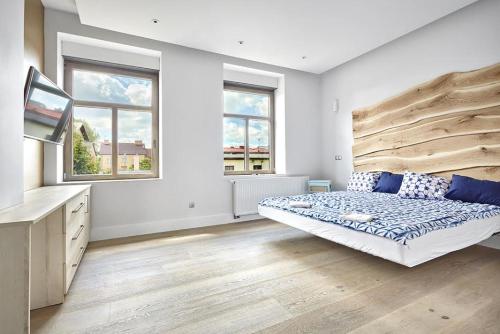 奥古斯图Blue Door Apartment的一间卧室配有一张大床和木制床头板