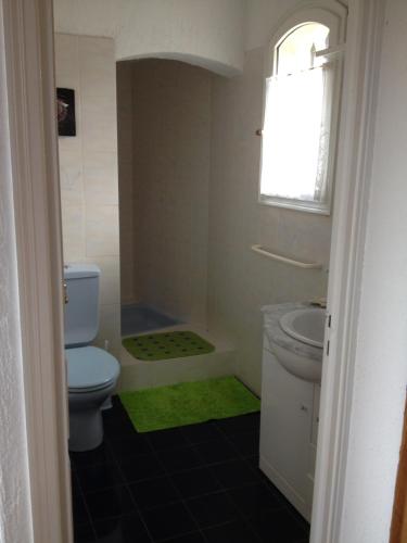 弗雷瑞斯Lac Saint Esprit的浴室配有卫生间、浴缸和水槽。