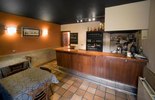 Elgeta马尔德乡村民宿的一间有柜台的餐厅和一间位于房间内的酒吧