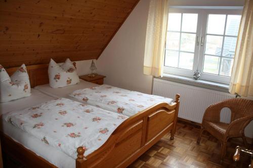 博尔滕哈根Zur-alten-Schmiede-I-Links的一间卧室设有一张床和一个窗口