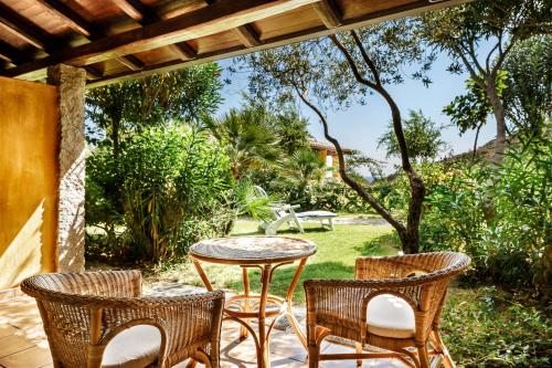 维拉西米乌斯Cruccùris Resort - Adults Only的庭院里设有桌椅。