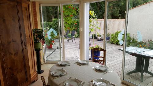佩里尼Castel Parc的客房设有桌子和带滑动玻璃门的庭院。