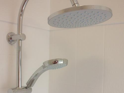 波瓦-迪瓦尔津Varzim Guesthouse的浴室内配有淋浴和头顶淋浴