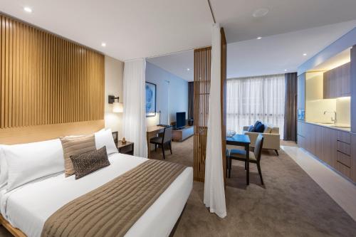 悉尼巴拉玛打斯凯套房酒店的一间带大床的卧室和一间客厅