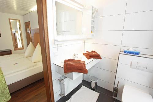 Ennigerloh胡博图斯酒店的客房内设有带水槽和卫生间的浴室